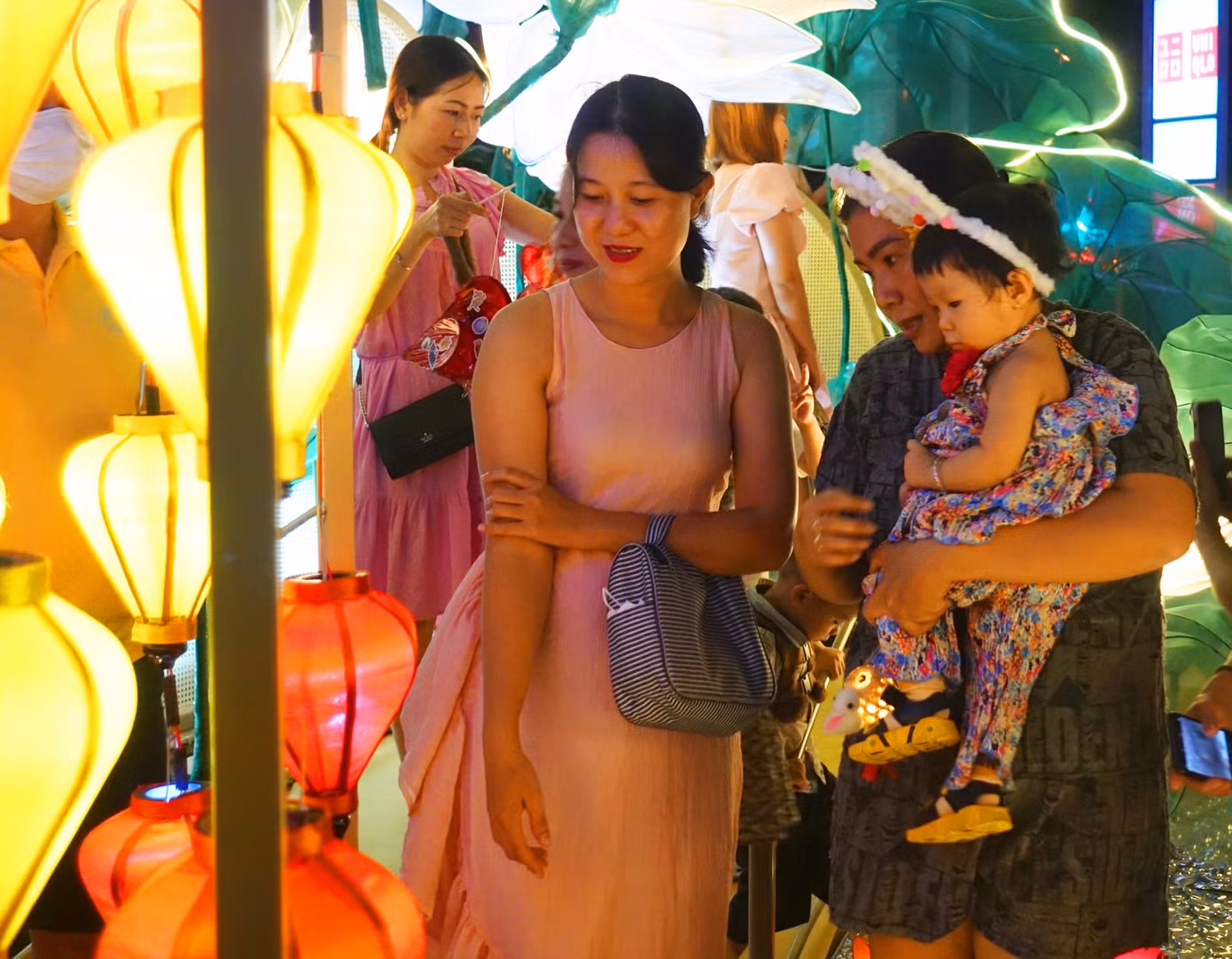 Nhiều gia đình đưa con đến khu trung tâm TPHCM chơi trung thu.