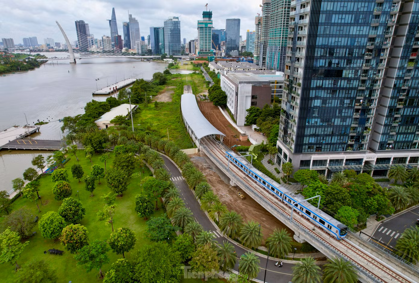 Tàu metro số 1 TPHCM chạy thử nghiệm toàn tuyến vào cuối tháng 8 vừa qua. Ảnh: Duy Anh