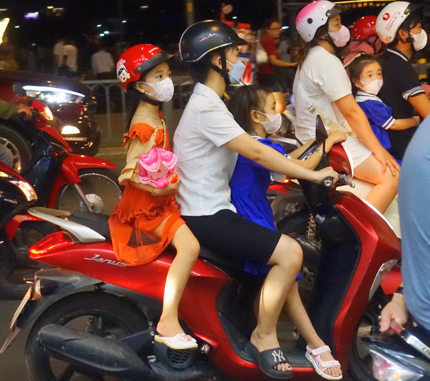 Nhiều em nhỏ được ba mẹ đưa đi chơi Trung thu.