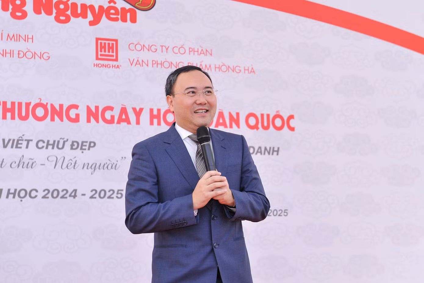 Ông Phạm Trung Kiên - Tổng Giám đốc Công ty CP Văn phòng phẩm Hồng Hà, Phó Trưởng Ban tổ chức, chia sẻ: “Suốt hơn 20 năm đồng hành cùng Ngày hội Trạng nguyên nhỏ tuổi, chúng tôi luôn tin rằng việc vun đắp tri thức và gìn giữ những giá trị đẹp trong tâm hồn học sinh chính là nền tảng cho tương lai đất nước. Chúng tôi tự hào góp phần tiếp sức cho thế hệ trẻ Việt Nam tự tin chinh phục tri thức, nối dài truyền thống hiếu học ngàn đời.