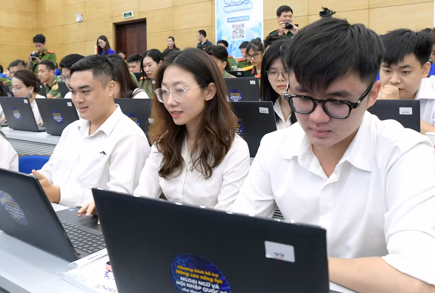 Ngay sau lễ khai mạc là phần thi hưởng ứng Cuộc thi Olympic tiếng Anh dành cho cán bộ trẻ lần thứ VII, năm 2025. Tham gia thi trực tiếp có 60 thí sinh ở 3 bảng đối tượng; cùng đông đảo thí sinh tự do trên toàn quốc thi hưởng ứng trực tuyến trên website của Cuộc thi: https://cbt.olympicenglish.vn, Ứng dụng Thanh niên Việt Nam.