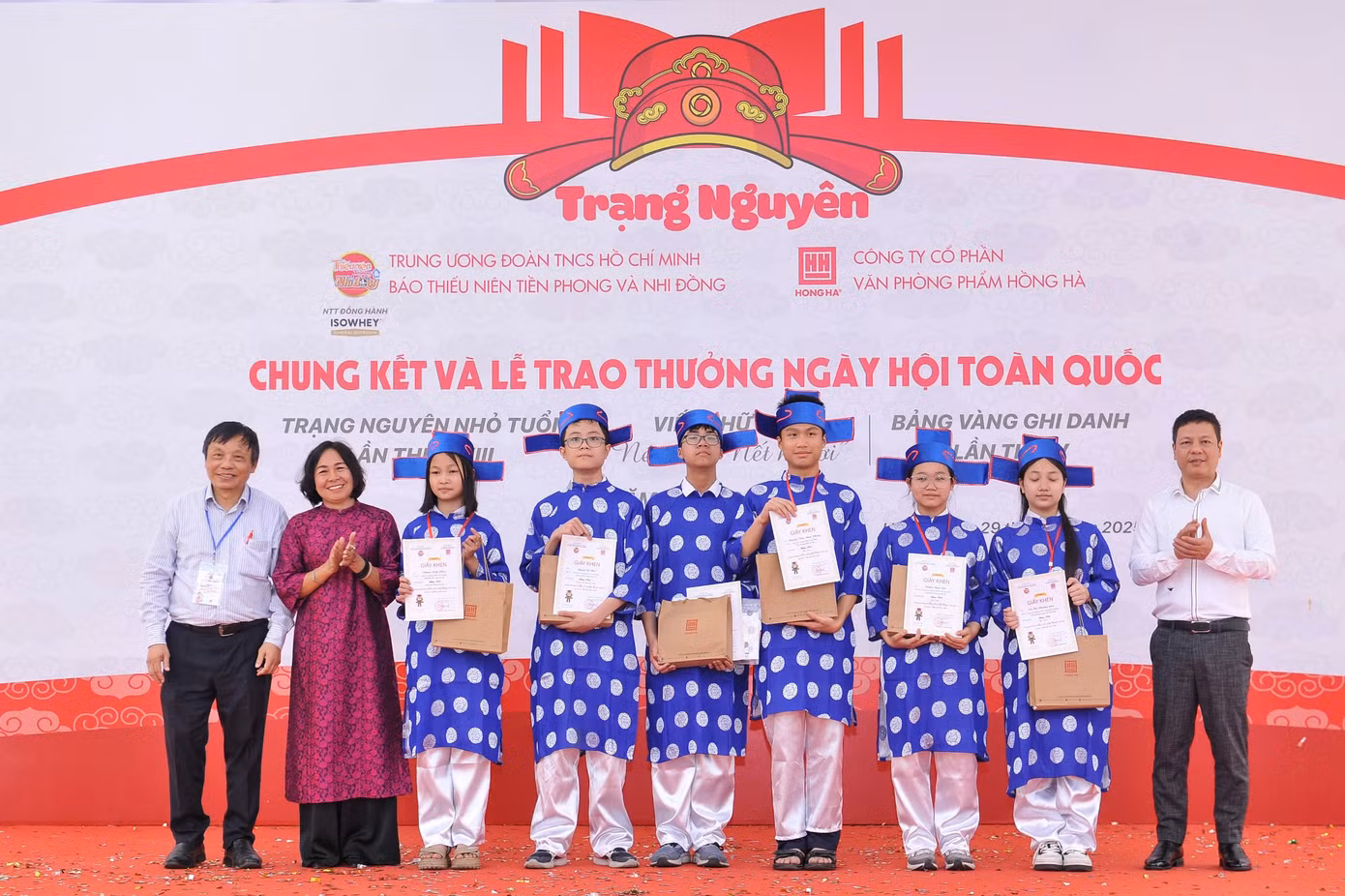 Ban Tổ chức trao danh hiệu Bảng nhãn nội dung Bảng vàng ghi danh.