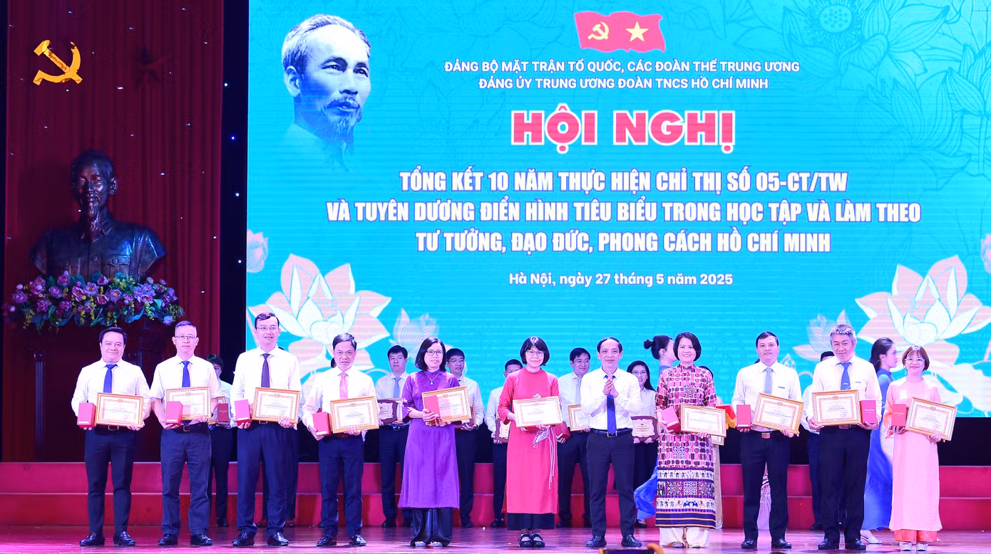Phó Bí thư Đảng ủy T.Ư Đoàn Nguyễn Thanh Tùng trao khen thưởng các cá nhân có thành tích xuất sắc tại hội nghị. Ảnh: Xuân Tùng