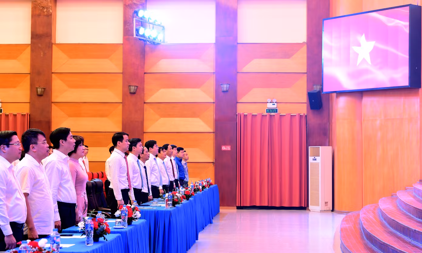 Đại biểu tham dự Hội nghị thực hiện nghi lễ chào cờ. Ảnh: Xuân Tùng