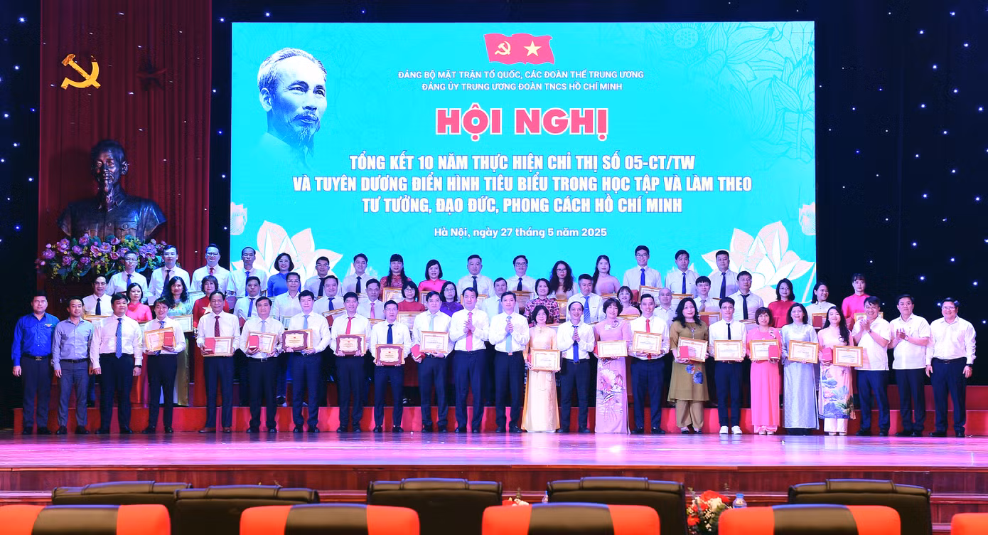 Tại hội nghị đã tuyên dương các tập thể, cá nhân điển hình trong học tập và làm theo lời Bác. Ảnh: Xuân Tùng