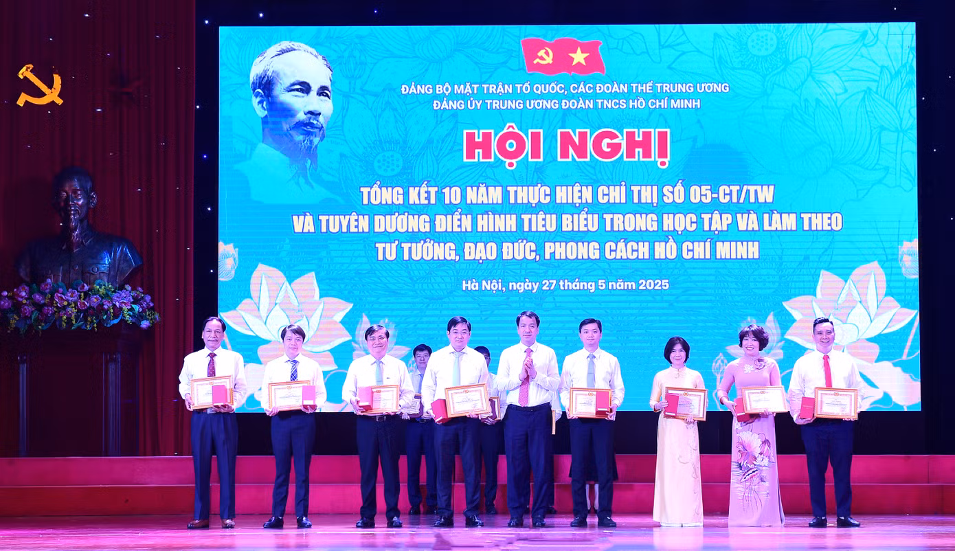 Phó Bí thư chuyên trách Đảng ủy Mặt trận Tổ quốc, các đoàn thể Trung ương Ngô Văn Cương trao khen thưởng cho các cá nhân xuất sắc tại hội nghị. Nhà báo Lê Minh Toản - Phó Tổng Biên tập báo Tiền Phong (ngoài cùng bên trái ảnh) nhận khen thưởng. Ảnh: Xuân Tùng