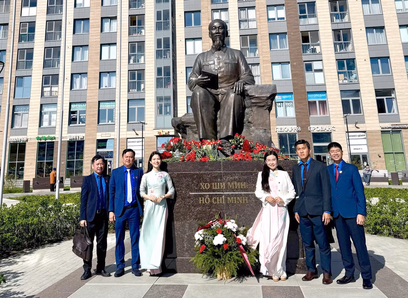 Đoàn công tác dâng hoa tại Tượng đài Chủ tịch Hồ Chí Minh trên Quảng trường Hồ Chí Minh. Ảnh: T.Ư Đoàn