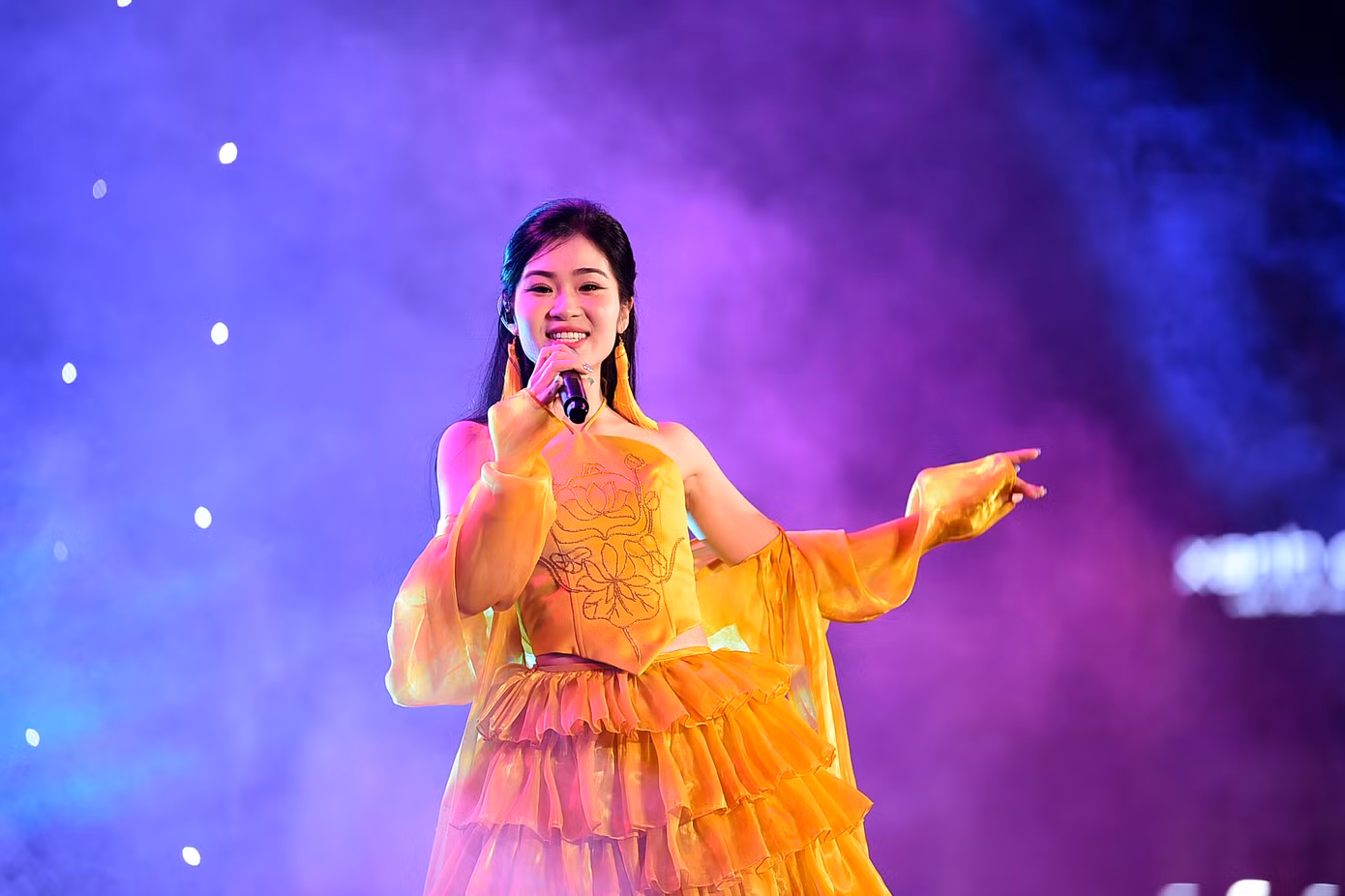Cùng mang những sắc màu đặc sắc của nghệ thuật truyền thống đến sân khấu dành cho thanh niên công nhân, ca sĩ Hà MyO – Gương mặt trẻ Việt Nam tiêu biểu năm 2022 giới thiệu về hát Xẩm. Với giọng ca này, đêm nhạc hội dành cho thanh niên công nhân là sân khấu rất đặc biệt. Mỗi khi mang Xẩm đến các anh chị em công nhân - những người đang ngày ngày góp sức dựng xây đất nước, Hà Myo cảm thấy được sẻ chia, được tiếp thêm nguồn năng lượng dồi dào và chân thành. Ảnh: Xuân Tùng