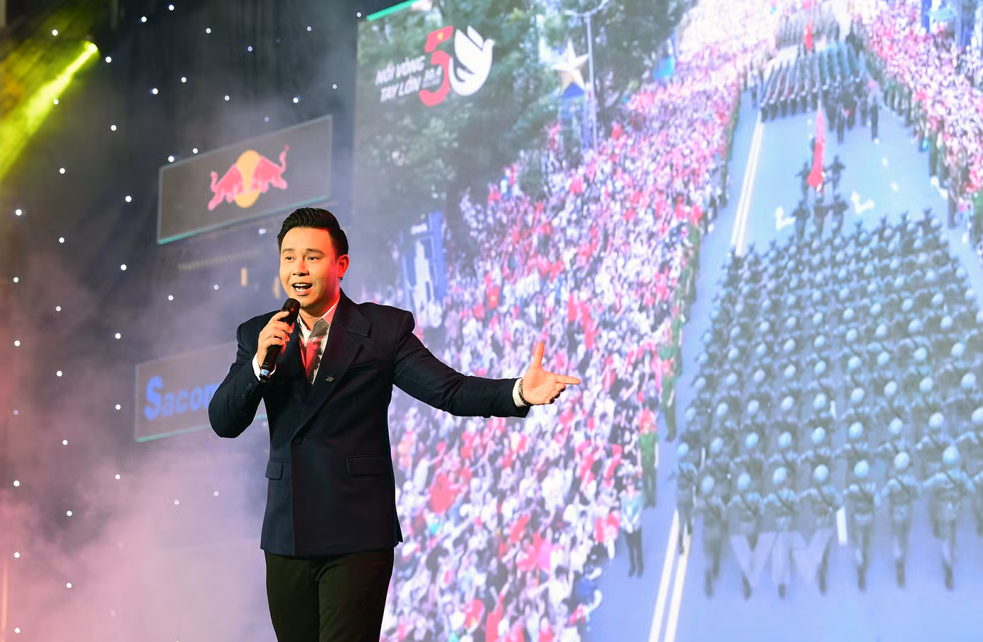 Đêm nhạc hội “Lan toả năng lượng tích cực” còn vang dậy những giai điệu, ca từ giàu cảm xúc về tình yêu quê hương đất nước, tự hào dân tộc; tình yêu đối với Bác Hồ kính yêu; truyền cảm hứng, cổ vũ khát vọng cống hiến, ý chí vươn lên… từ ca sĩ Đông Hùng và nghệ sĩ đến từ CLB Nghệ sĩ trẻ Việt Nam, thanh niên công nhân. Ảnh: Xuân Tùng