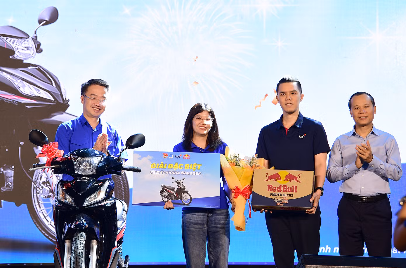 Tại đêm nhạc hội, Ban Tổ chức đã trao giải thưởng cho các đội thi tham gia Cuộc thi Tìm kiếm Tài năng thanh niên công nhân tại Bắc Giang; trao tặng 20 phần quà cho thanh niên công nhân có hoàn cảnh khó khăn, mỗi suất gồm 1 triệu đồng và quà. Bên cạnh đó, hoạt động bốc thăm may mắn trúng thưởng dành cho thanh niên công nhân cũng liên tục được tổ chức xuyên suốt đêm nhạc với 2 giải đặc biệt (xe máy trị giá 25 triệu đồng mỗi giải) và nhiều phần quà giá trị khác. Ảnh: Xuân Tùng