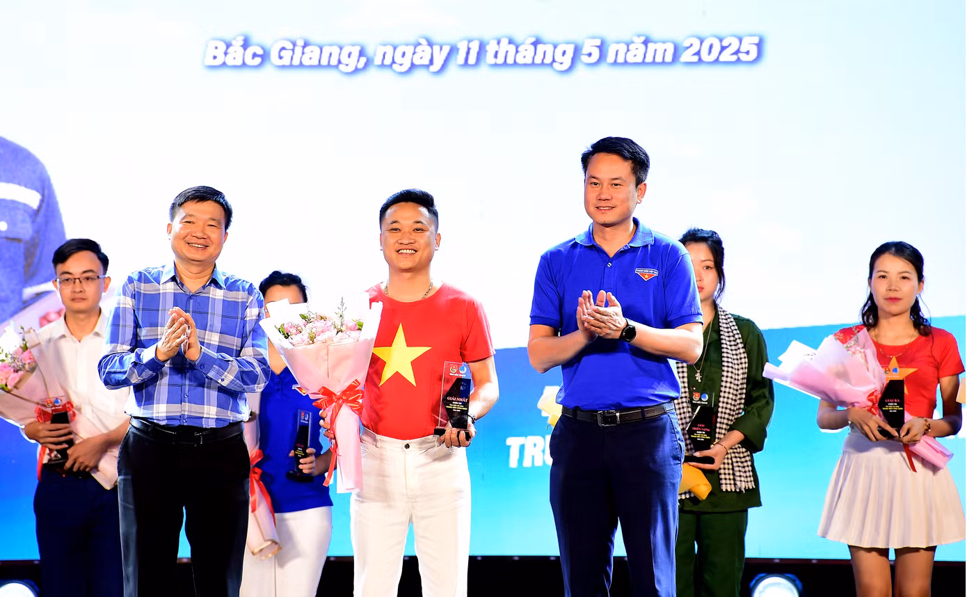 Tại đêm nhạc hội, Ban Tổ chức đã trao giải thưởng cho các đội thi tham gia Cuộc thi Tìm kiếm Tài năng thanh niên công nhân tại Bắc Giang; trao tặng 20 phần quà cho thanh niên công nhân có hoàn cảnh khó khăn, mỗi suất gồm 1 triệu đồng và quà. Bên cạnh đó, hoạt động bốc thăm may mắn trúng thưởng dành cho thanh niên công nhân cũng liên tục được tổ chức xuyên suốt đêm nhạc với 2 giải đặc biệt (xe máy trị giá 25 triệu đồng mỗi giải) và nhiều phần quà giá trị khác. Ảnh: Xuân Tùng