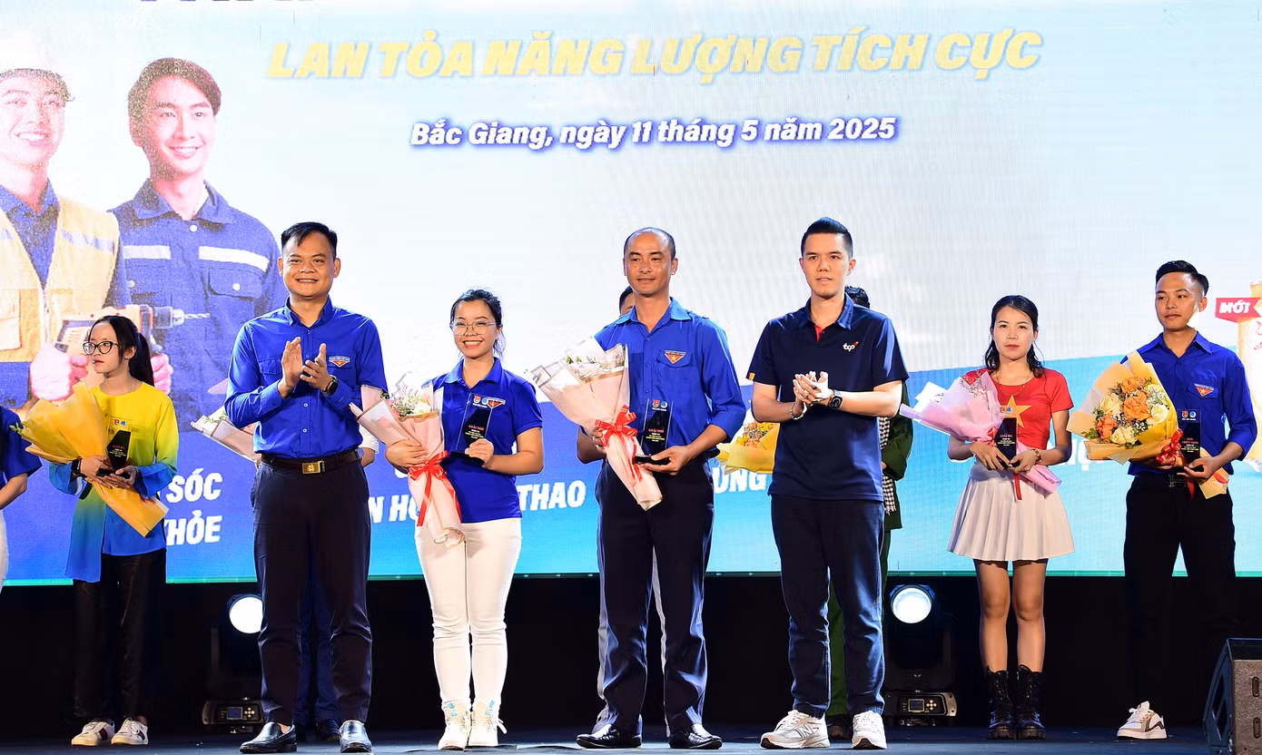 Tại đêm nhạc hội, Ban Tổ chức đã trao giải thưởng cho các đội thi tham gia Cuộc thi Tìm kiếm Tài năng thanh niên công nhân tại Bắc Giang; trao tặng 20 phần quà cho thanh niên công nhân có hoàn cảnh khó khăn, mỗi suất gồm 1 triệu đồng và quà. Bên cạnh đó, hoạt động bốc thăm may mắn trúng thưởng dành cho thanh niên công nhân cũng liên tục được tổ chức xuyên suốt đêm nhạc với 2 giải đặc biệt (xe máy trị giá 25 triệu đồng mỗi giải) và nhiều phần quà giá trị khác. Ảnh: Xuân Tùng