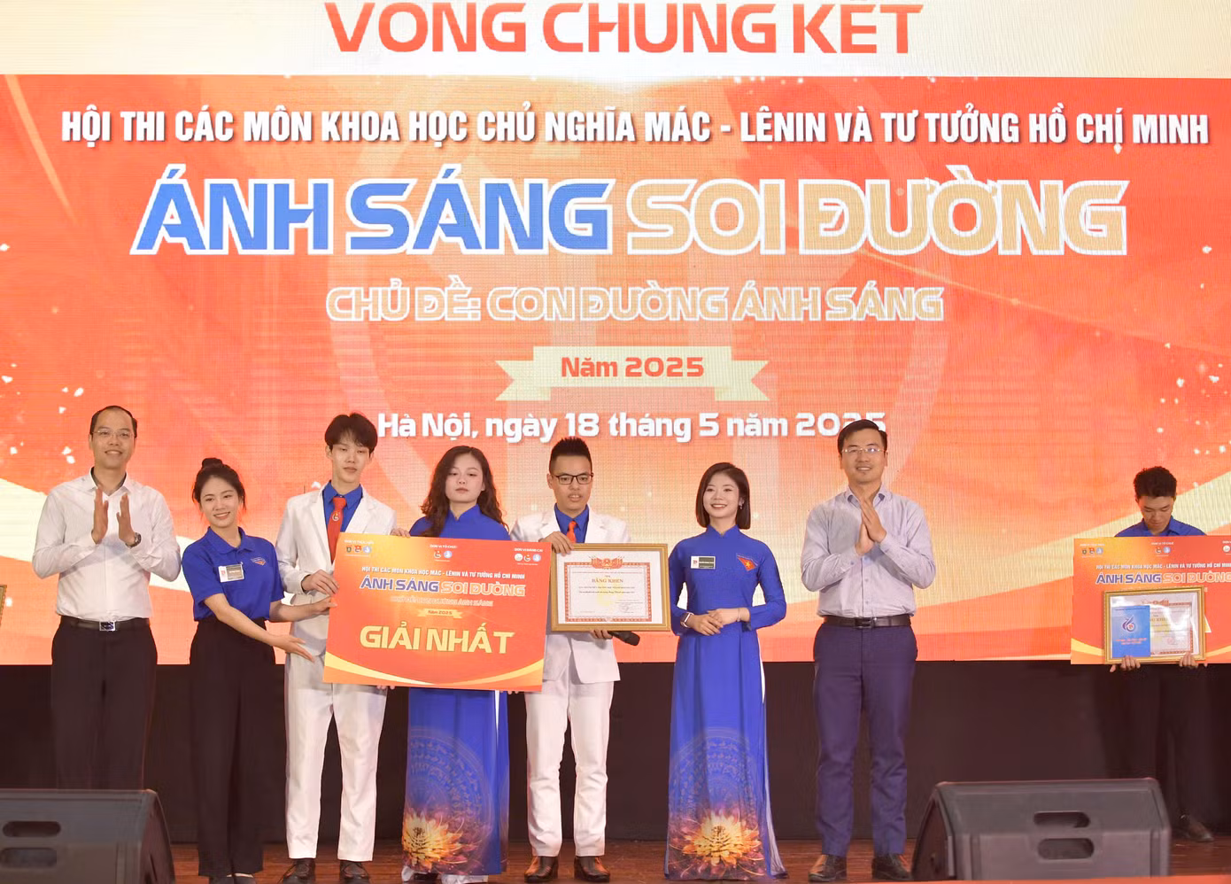 Ban tổ chức trao giải Nhất cho đội thi Học viện Thanh Thiếu niên Việt Nam. Ảnh: P.Linh