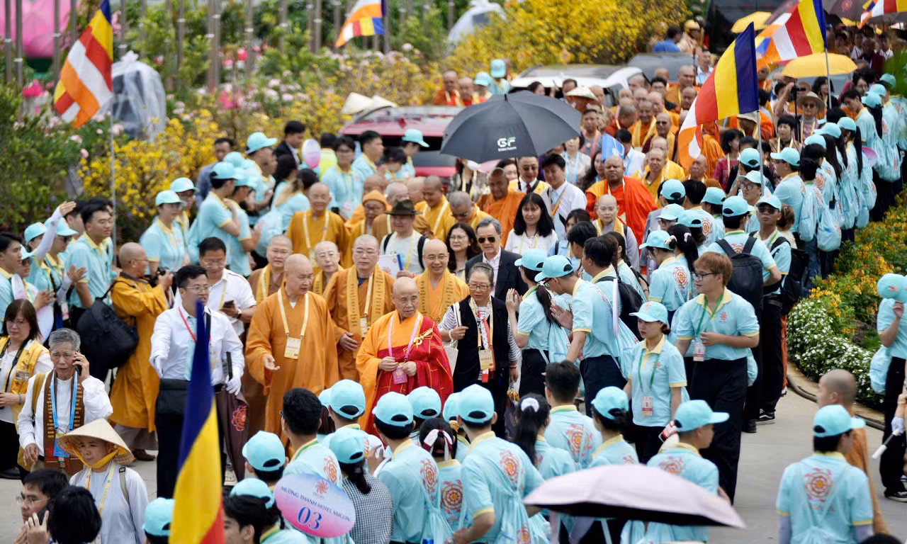 Tham gia hỗ trợ phục vụ tại Đại lễ Vesak 2025 có gần 600 thanh niên tình nguyện. Ảnh: Lê Ngọc Ánh