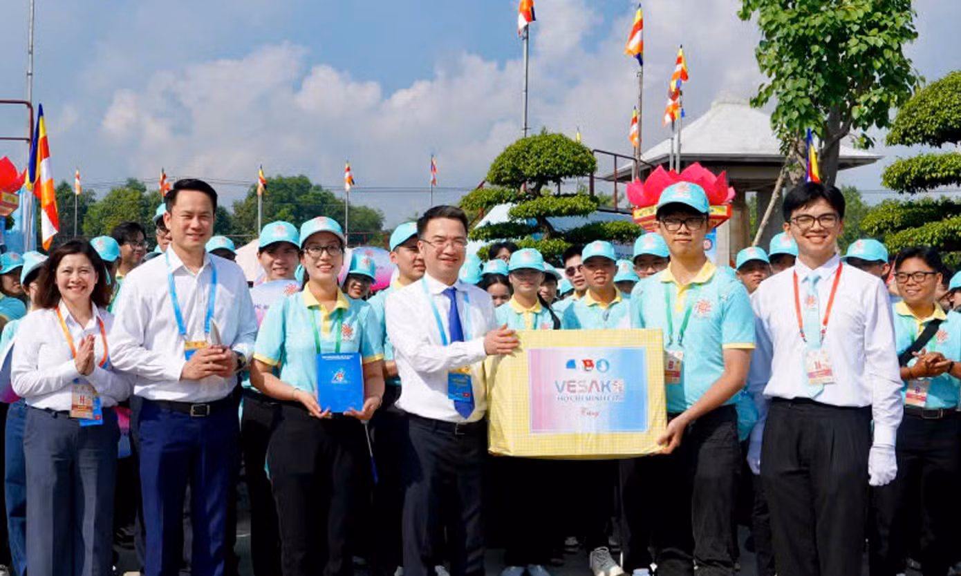Anh Nguyễn Tường Lâm tặng quà động viên thanh niên tình nguyện phục vụ tại Đại lễ Vesak 2025.