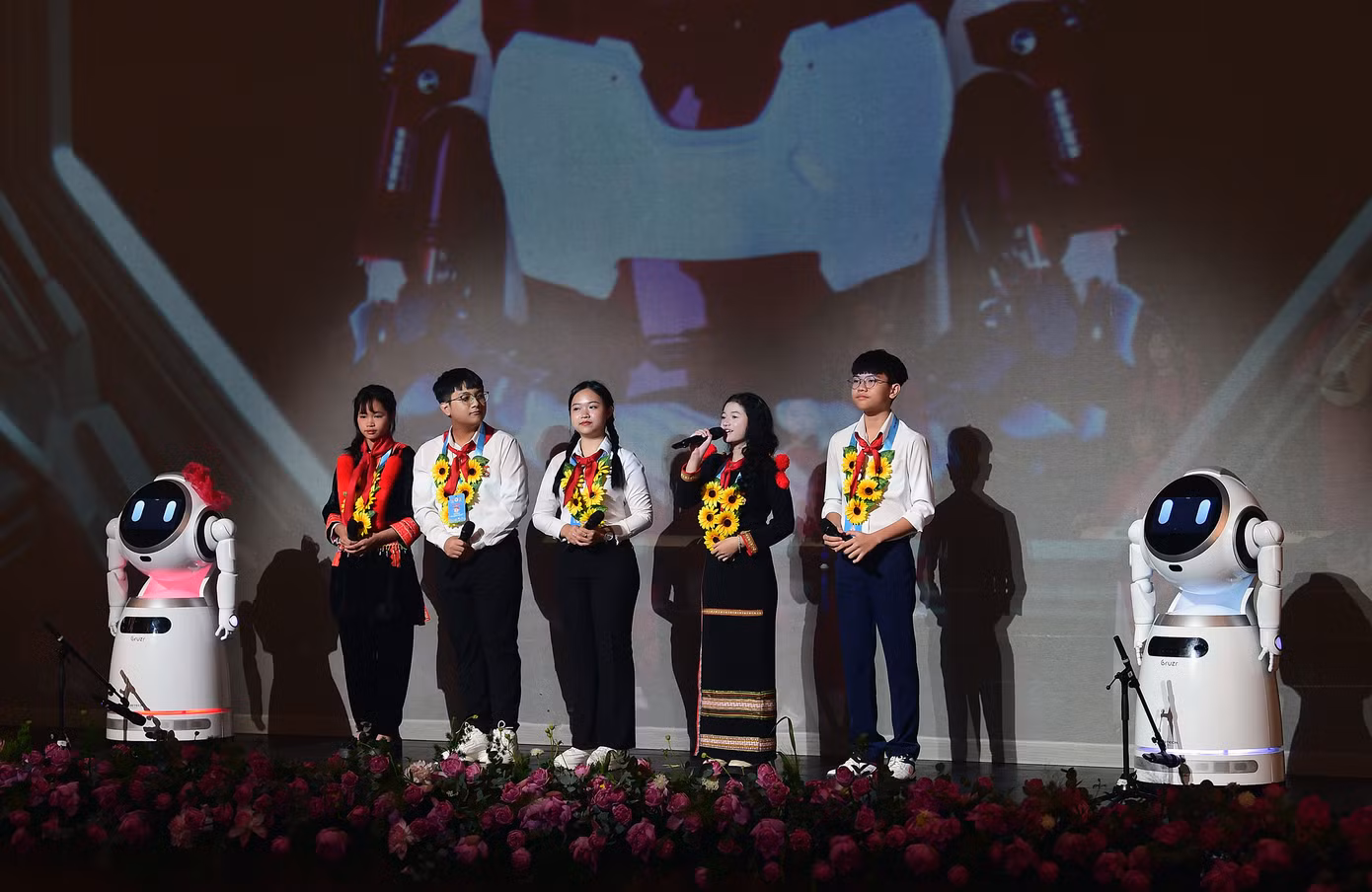 Hai "đại biểu" robot giao lưu với các đại biểu Cháu ngoan Bác Hồ.