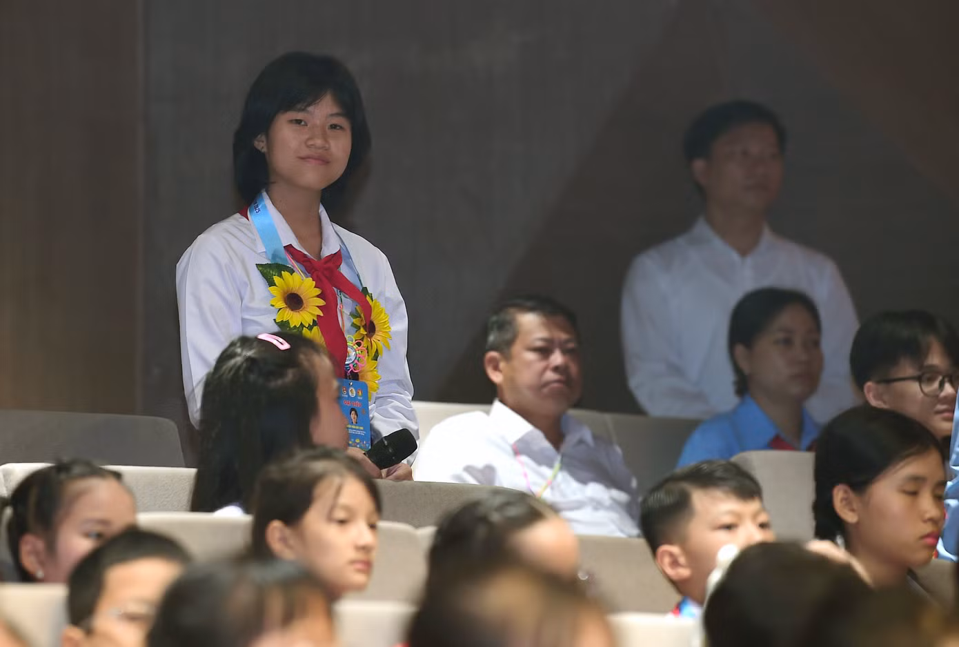 Các đại biểu thiếu nhi đặt câu hỏi cho khách mời tại chương trình.