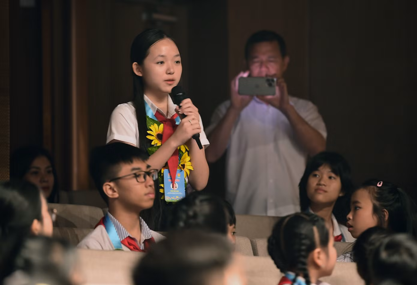Các đại biểu thiếu nhi đặt câu hỏi cho khách mời tại chương trình.
