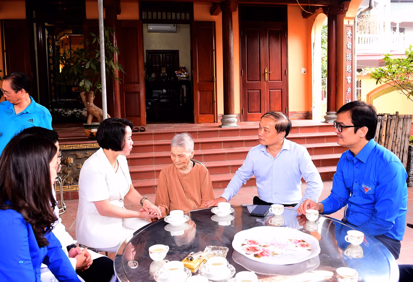 Trong khuôn khổ chương trình, các đại biểu đã thăm hỏi, tặng quà động viên Mẹ Việt Nam anh hùng. Thầy thuốc trẻ theo đoàn tiến hành khám, tư vấn chăm sóc sức khoẻ đối với các mẹ. Ảnh: Xuân Tùng
