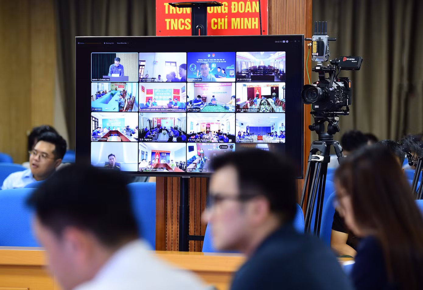 Chương trình diễn ra theo hình thức trực tiếp kết hợp trực tuyến. Ảnh: Xuân Tùng Chương trình diễn ra theo hình thức trực tiếp kết hợp trực tuyến. Ảnh: Xuân Tùng