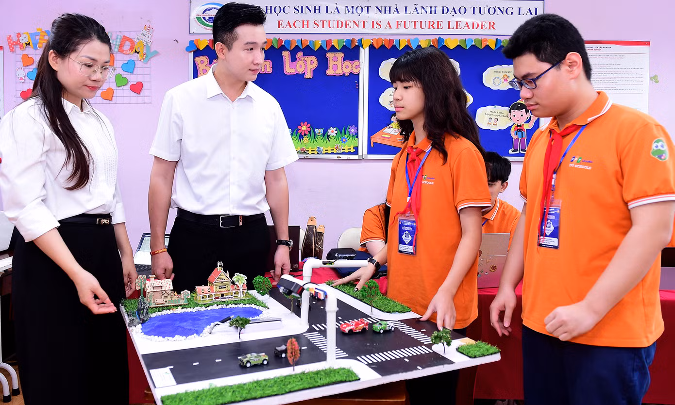 Lê Quang Thắng và Bùi Ngọc Diệp là hai trong số những nhà sáng tạo "nhí" tranh tài tại vòng chung kết hội thi. Ảnh: Xuân Tùng