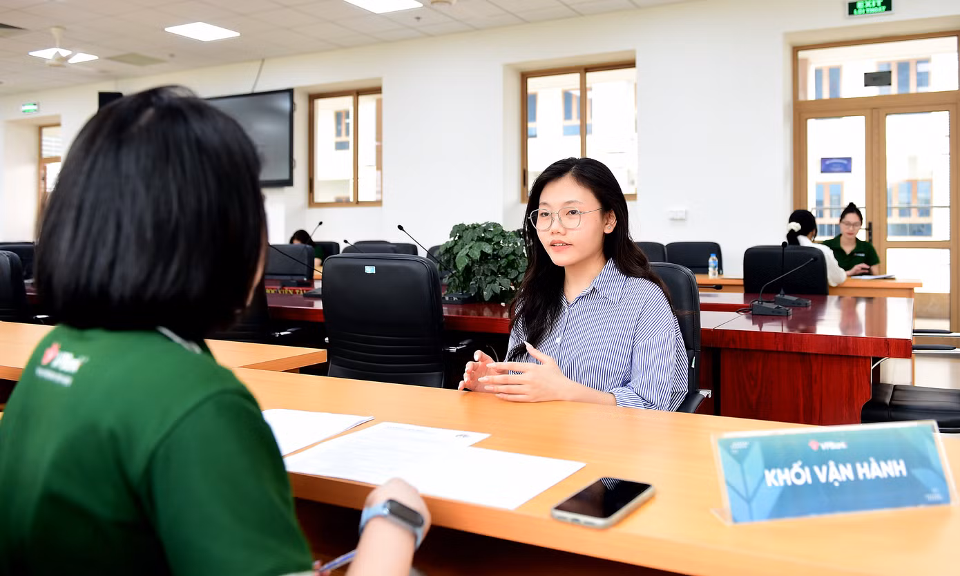 Chia sẻ với Tiền Phong, bạn Hoàng Yến Nhi (sinh viên năm 2 ngành Ngân hàng Chất lượng cao, Trường ĐH Kinh tế quốc dân) cho biết đã vượt gần 20km đến với Ngày hội, để tìm kiếm cơ hội thực tập, làm việc tại ngân hàng. “Tìm hiểu thông tin về Ngày hội, tôi biết VP Bank có mảng ngân hàng số là lĩnh vực rất phù hợp với mong muốn của bản thân nên đã tham gia để tìm kiếm cơ hội, cũng như có dịp học hỏi, tư vấn định hướng”, Nhi nói. Yến Nhi cho biết thêm, cô đã có cơ hội tham gia ngày hội "Sinh viên 5 tốt" ở trường ĐH Kinh tế Quốc dân và một số trường khác. Đây thực sự là hoạt động ý nghĩa giúp sinh viên, nhất là những bạn năm nhất, năm hai có thêm sự tư vấn, định hướng để hoàn thiện, phát triển bản thân; có thêm động lực để phấn đấu. Trong thời gian qua, nữ sinh ngành Ngân hàng đã phấn đấu để kỳ học này và những kỳ học sắp tới sẽ đạt danh hiệu Sinh viên 5 tốt.