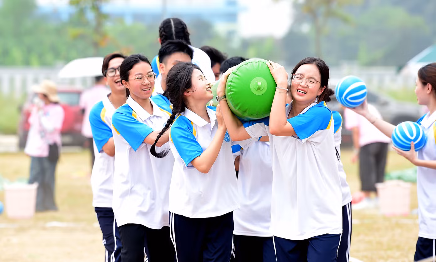 Đông đảo sinh viên đã hào hứng tham gia 5 nội dung thi đấu chính, gồm: chạy 100m dành cho cả nam và nữ; kéo co đồng đội; Golf; trò chơi đồng đội “chuyến tàu tốc hành”, nhảy bao bố.
