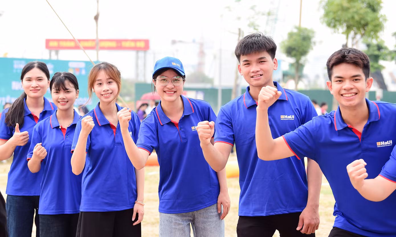 Trong ngày hội, các bạn sinh viên còn tham gia cuộc thi Rung chuông vàng với chủ đề “Tìm hiểu Chủ nghĩa Mác - Lênin, tư tưởng Hồ Chí Minh”; cuộc thi tìm hiểu kiến thức ASEAN và giao lưu văn hoá nghệ thuật quốc tế; Workshop trực tuyến “AI: From Zero to Hero – Hành trình sử dụng AI hiệu quả”; hội thảo khoa học sinh viên “Hướng dẫn công bố bài báo quốc tế - Phát triển năng lực cho sinh viên Việt Nam: Chiến lược và Hành động”...