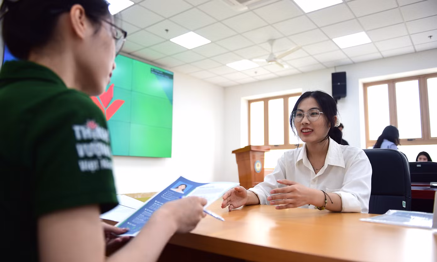 Bạn Hoàng Thu Uyên (sinh viên năm 4 ngành Ngân hàng Bảo hiểm, Học viện Tài chính) từng làm thực tập sinh tại ngân hàng, đi làm ở một công ty chứng khoán, đến Ngày hội với mong muốn có thêm thông tin tư vấn và cơ hội ứng tuyển vị trí giao dịch viên ngân hàng. Cô cho biết đã được đại diện đơn vị tuyển dụng giới thiệu vị trí việc làm, chia sẻ kinh nghiệm khi ứng tuyển, kỹ năng trong giao tiếp, xử lý tình huống… gắn với vị trí giao dịch viên. “Tham gia những hoạt động trong Ngày hội Sinh viên 5 tốt là cách để sinh viên chủ động tìm kiếm cơ hội thực tập, tuyển dụng, đặc biệt là đánh giá bản thân để thay đổi, hoàn thiện”, Uyên bày tỏ.