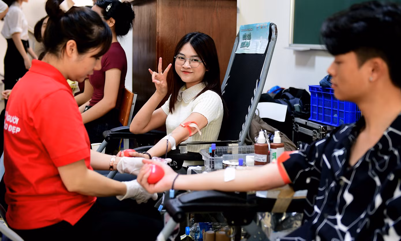Bạn Nguyễn Thị Thu – sinh viên năm 2 ngành Quản trị kinh doanh, Học viện Tài chính cho biết, đây là lần thứ 2 tham gia hiến máu. “Tôi rất vui khi đủ điều kiện sức khỏe để được hiến máu trong ngày hội của sinh viên, từ đó có thể giúp đỡ tiếp thêm sức khỏe và hy vọng cho người cần máu”, Thu nói.