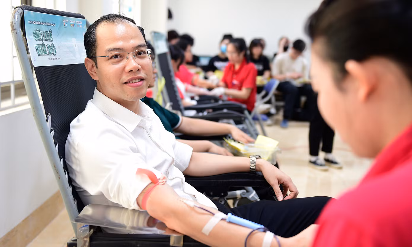 Cùng với các bạn hội viên, sinh viên các trường, anh Nguyễn Tiến Hưng đã tham gia hiến máu tại Ngày hội và lan tỏa hành động ý nghĩa thể hiện "Sức trẻ Thủ đô" hướng tới cộng đồng.