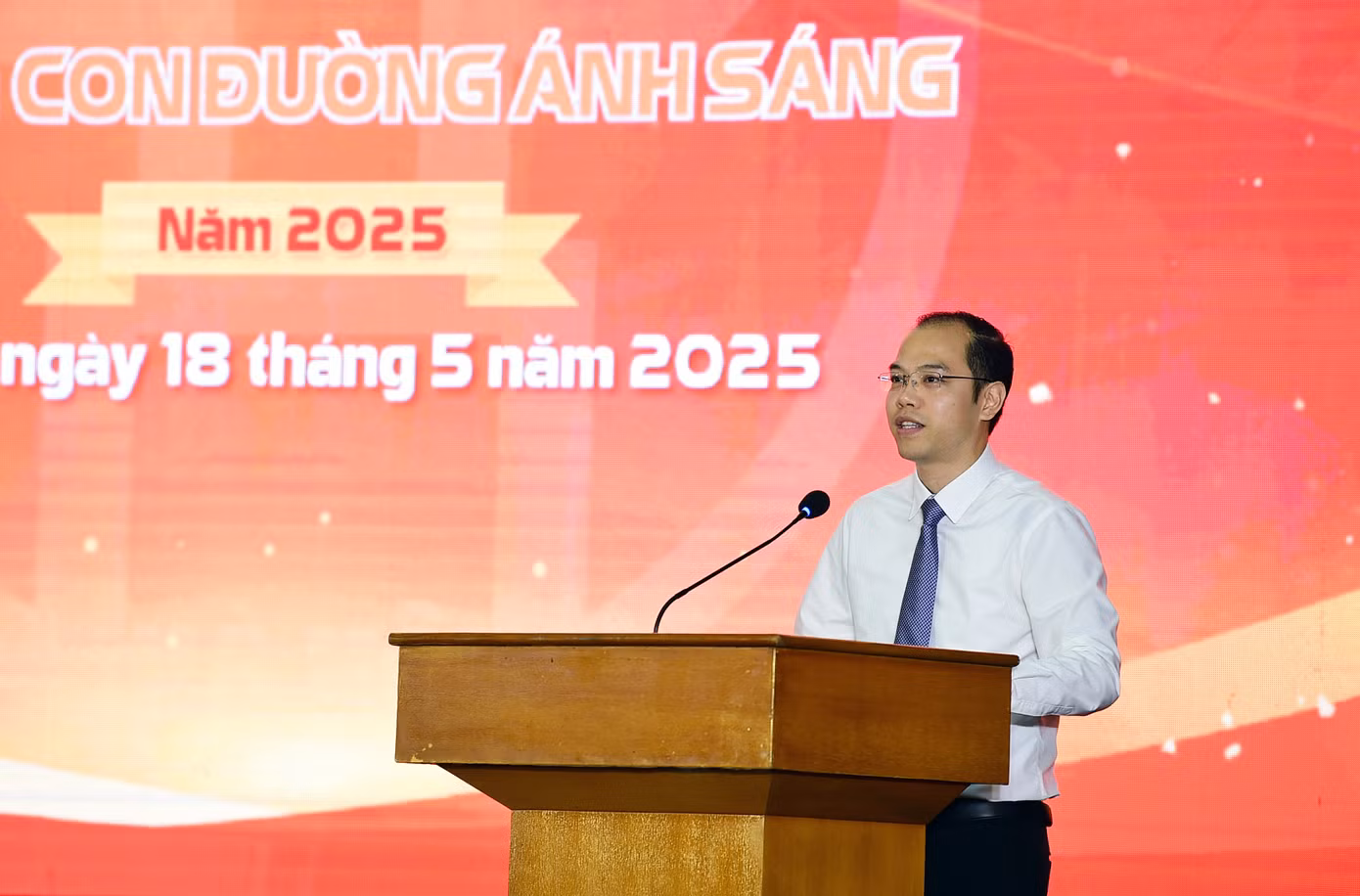 Anh Nguyễn Tiến Hưng phát biểu tại vòng chung kết hội thi. Ảnh: Xuân Tùng