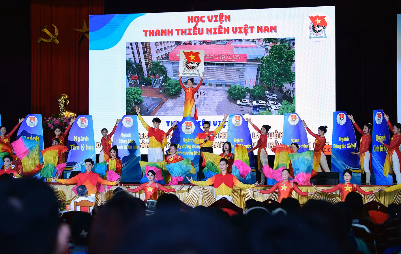 Phần thi sân khấu hóa của đội thi Học viện Thanh thiếu niên Việt Nam. Ảnh: Xuân Tùng