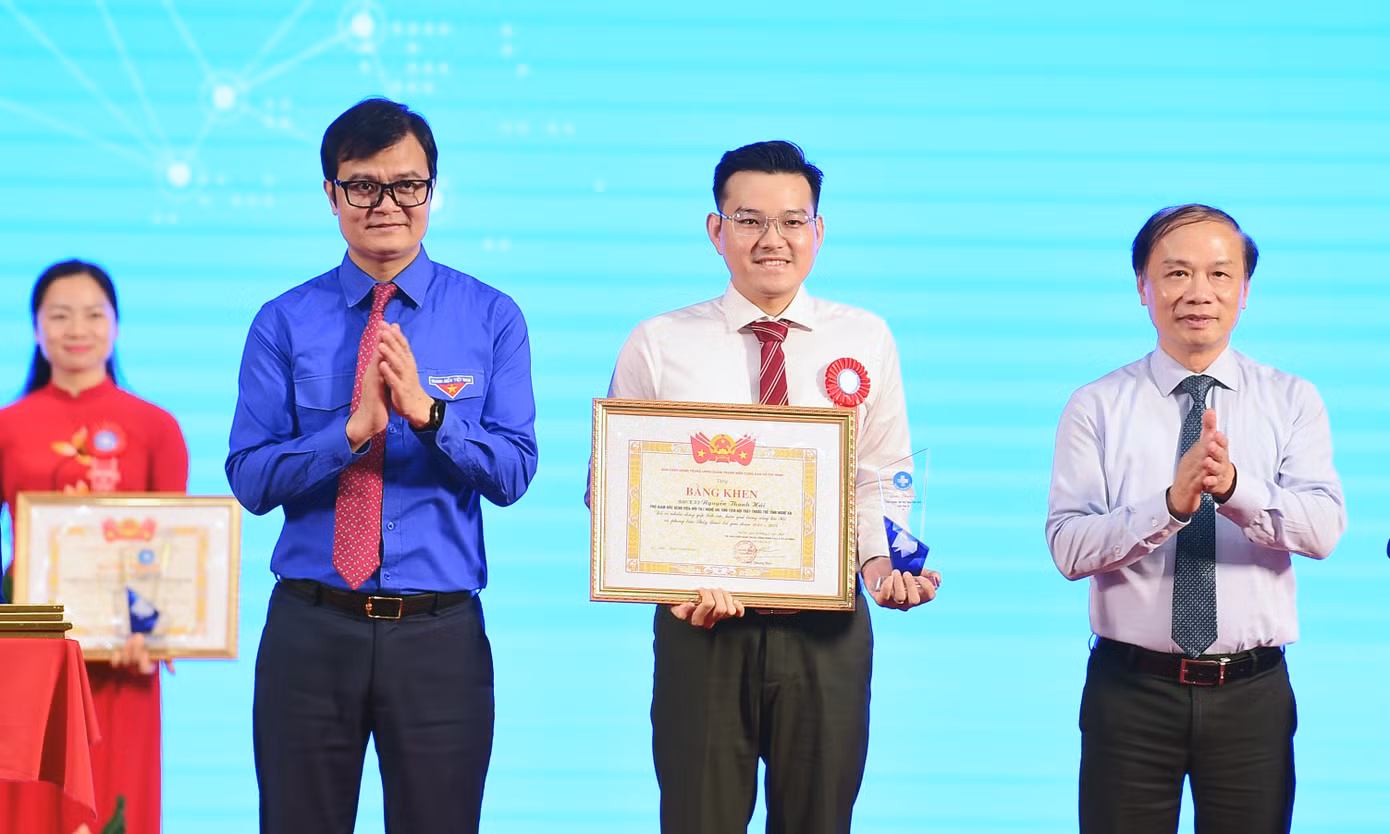 Phó Trưởng Ban Tuyên giáo và Dân vận Trung ương Phạm Tất Thắng và Bí thư thứ nhất T.Ư Đoàn Bùi Quang Huy trao tặng Bằng khen của Ban Chấp hành T.Ư Đoàn cho 10 Thầy thuốc trẻ Việt Nam tiêu biểu. Ảnh: Xuân Tùng