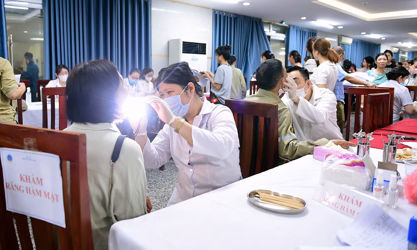 Đông đảo người dân tại Hưng Yên được khám sàng lọc, tư vấn chăm sóc sức khoẻ tại chương trình. Ảnh: Xuân Tùng