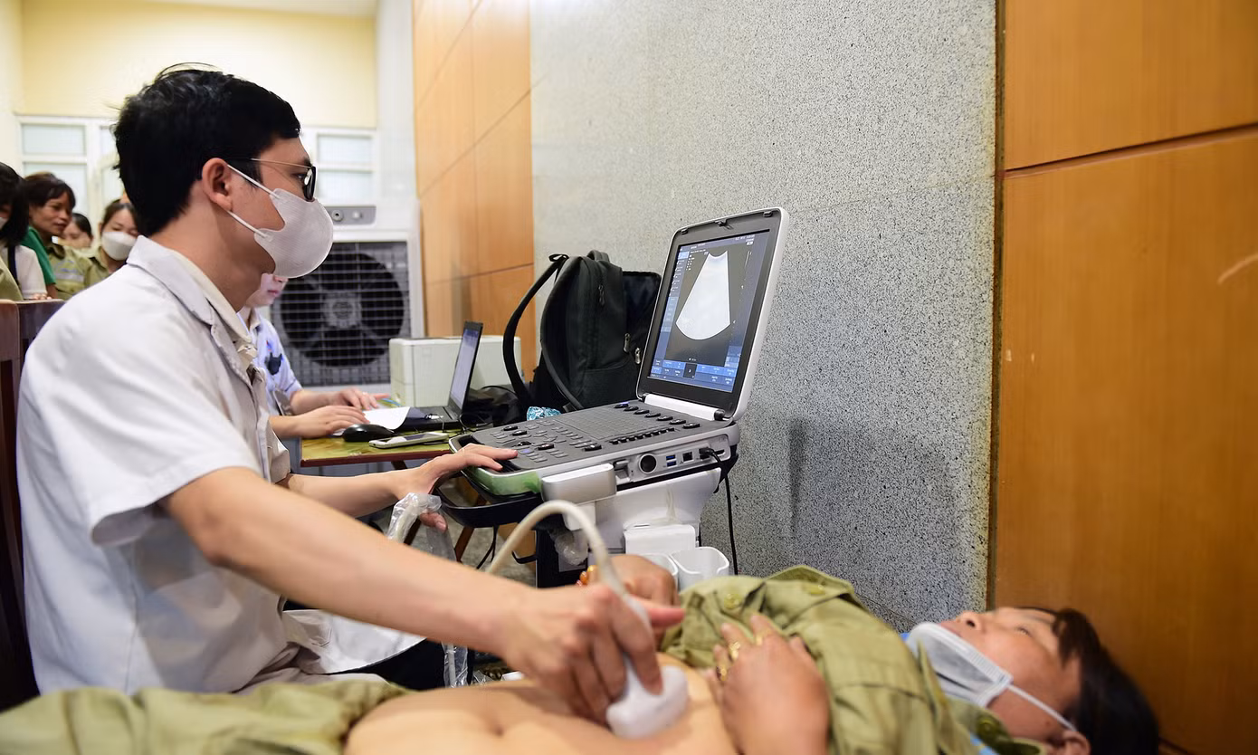 Thầy thuốc trẻ siêu âm cho người dân trong chương trình ra quân hành trình tại Hưng Yên. Ảnh: Xuân Tùng