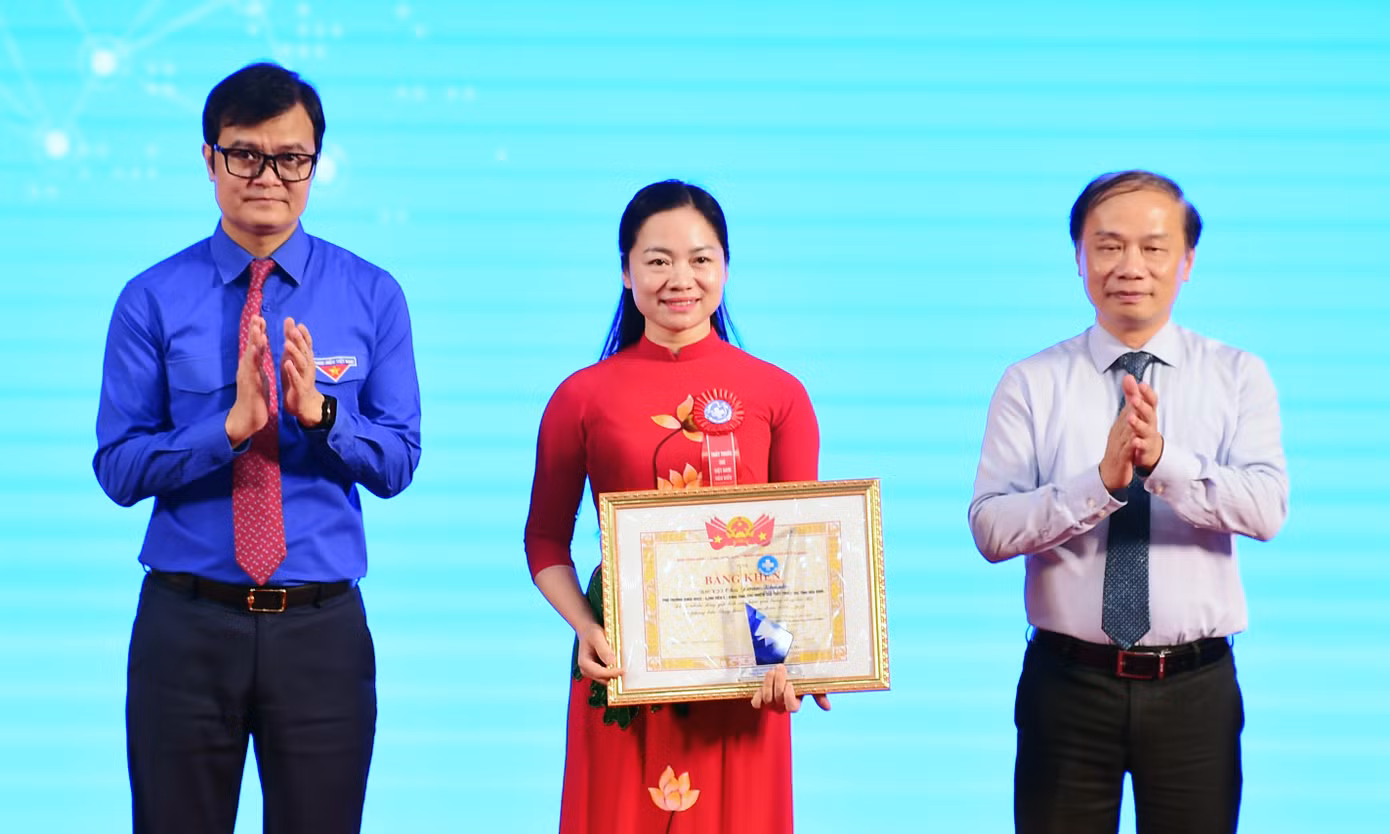 Phó Trưởng Ban Tuyên giáo và Dân vận Trung ương Phạm Tất Thắng và Bí thư thứ nhất T.Ư Đoàn Bùi Quang Huy trao tặng Bằng khen của Ban Chấp hành T.Ư Đoàn cho 10 Thầy thuốc trẻ Việt Nam tiêu biểu. Ảnh: Xuân Tùng