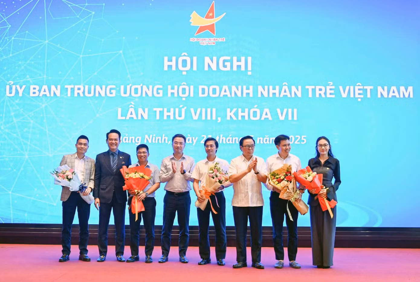 Hội nghị Uỷ ban T.Ư Hội Doanh nhân trẻ Việt Nam lần thứ 8, khóa VII đã hiệp thương chọn cử 3 ủy viên Đoàn Chủ tịch Hội; kiện toàn và bổ sung 8 ủy viên Ủy ban T.Ư Hội khóa VII. Ảnh: BTC