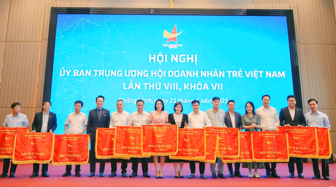 Dịp này, T.Ư Hội Doanh nhân trẻ Việt Nam trao cờ thi đua, bằng khen cho các đơn vị xuất sắc trong công tác Hội và phong trào doanh nhân trẻ. Ảnh: BTC