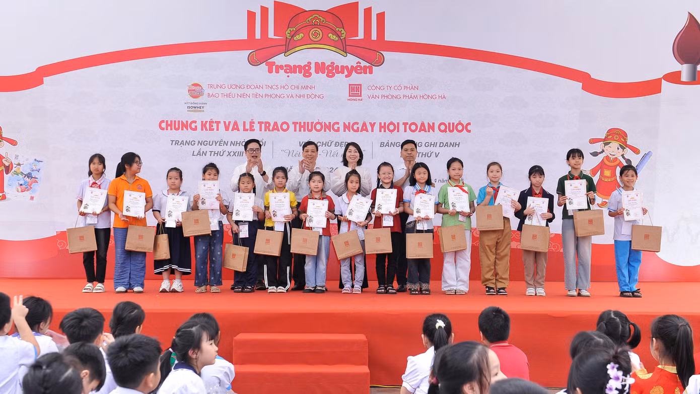 Tại lễ tổng kết và trao giải, Ban Tổ chức đã vinh danh các cá nhân có thành tích nổi bật, xuất sắc. Ở nội dung Viết chữ đẹp có 4 giải Nhất, 12 giải Nhì, 16 giải Ba và 84 giải Khuyến khích. (Trong ảnh: Ban Tổ chức trao giải Ba nội dung Viết chữ đẹp “Nét chữ - Nết người” lần thứ XXIII).