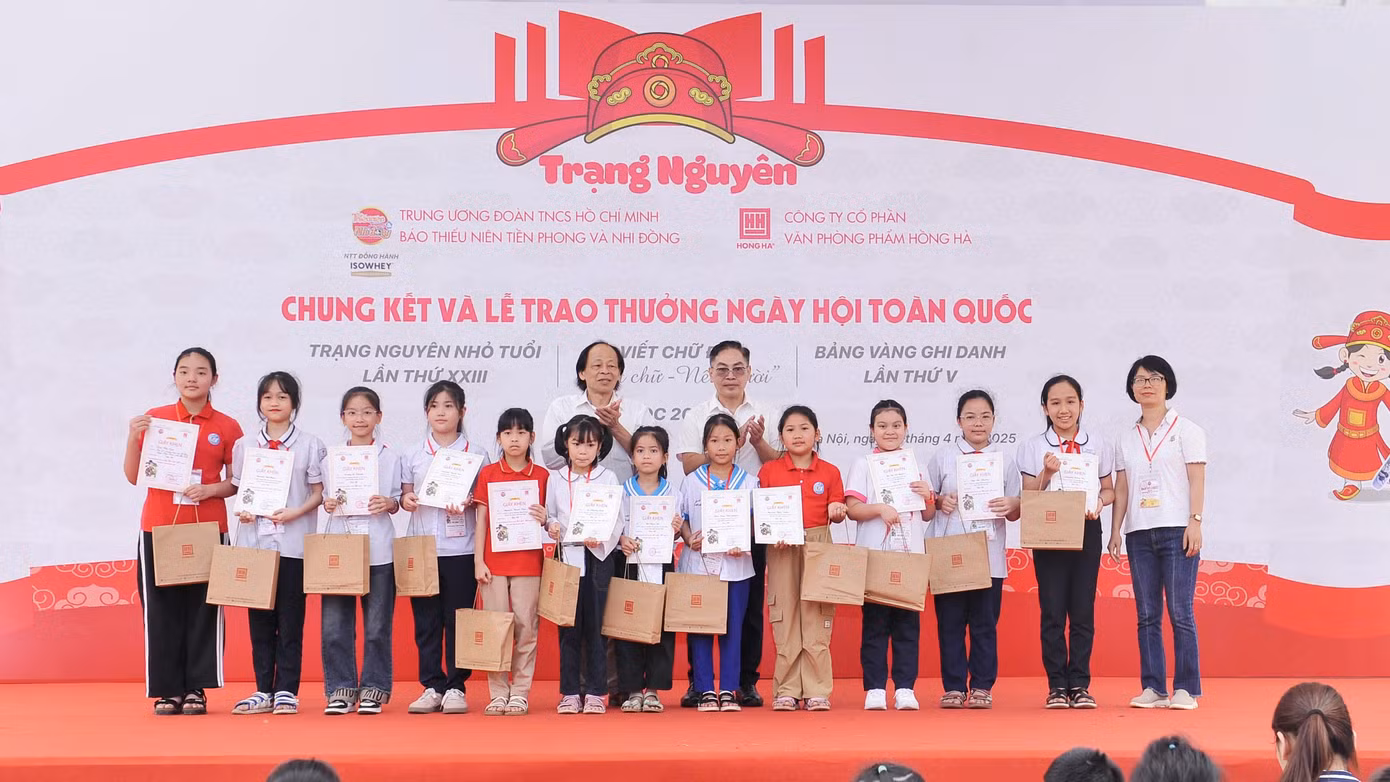 Các thí sinh đoạt giải Nhì nội dung Viết chữ đẹp “Nét chữ - Nết người” lần thứ XXIII.