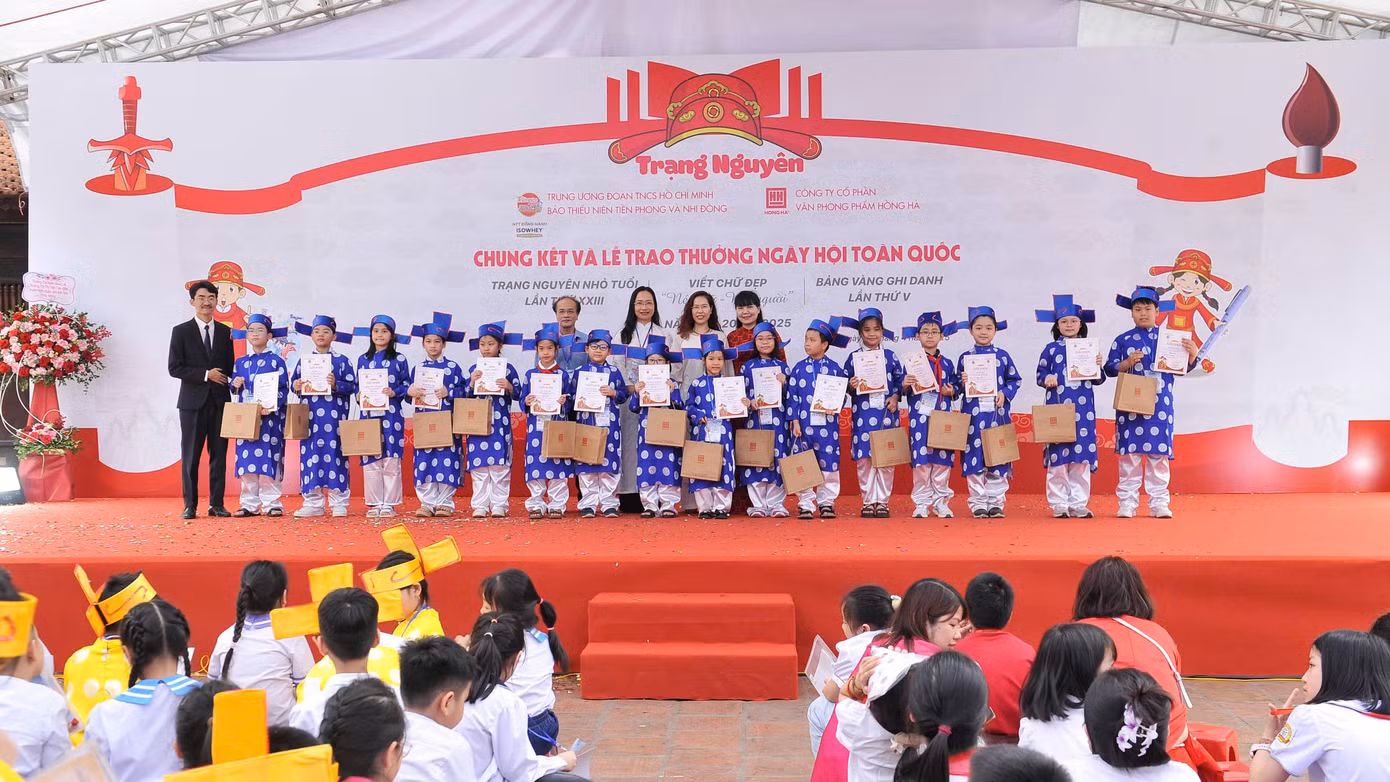 Ban Tổ chức trao danh hiệu Bảng nhãn ở nội dung Trạng nguyên nhỏ tuổi cho các thí sinh.