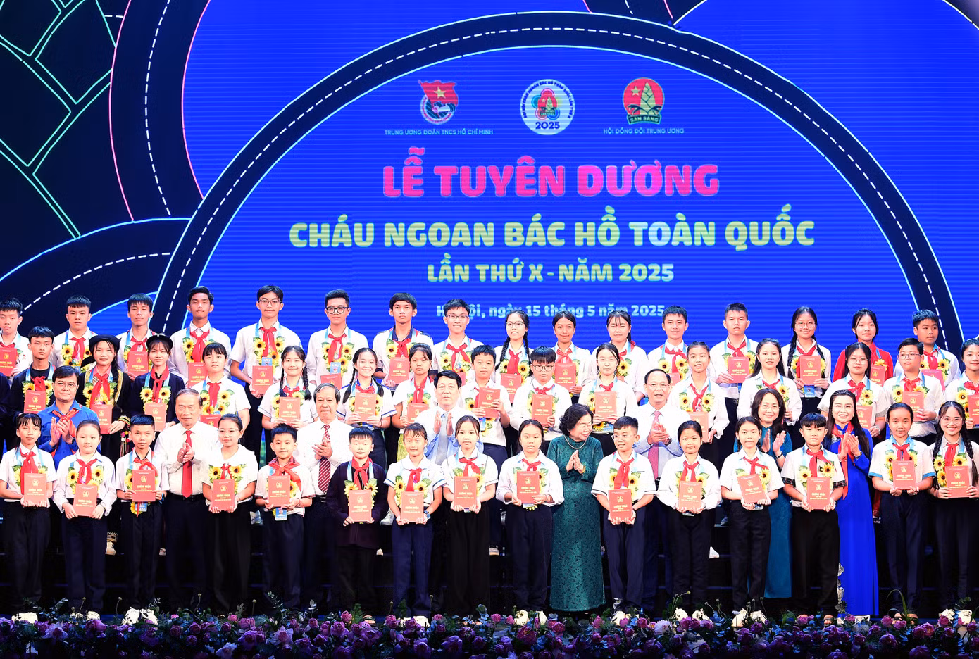 Chủ tịch nước Lương Cường, cùng các đồng chí lãnh đạo tuyên dương, chụp ảnh lưu niệm cùng 500 đại biểu Cháu ngoan Bác Hồ toàn quốc. Ảnh: Xuân Tùng