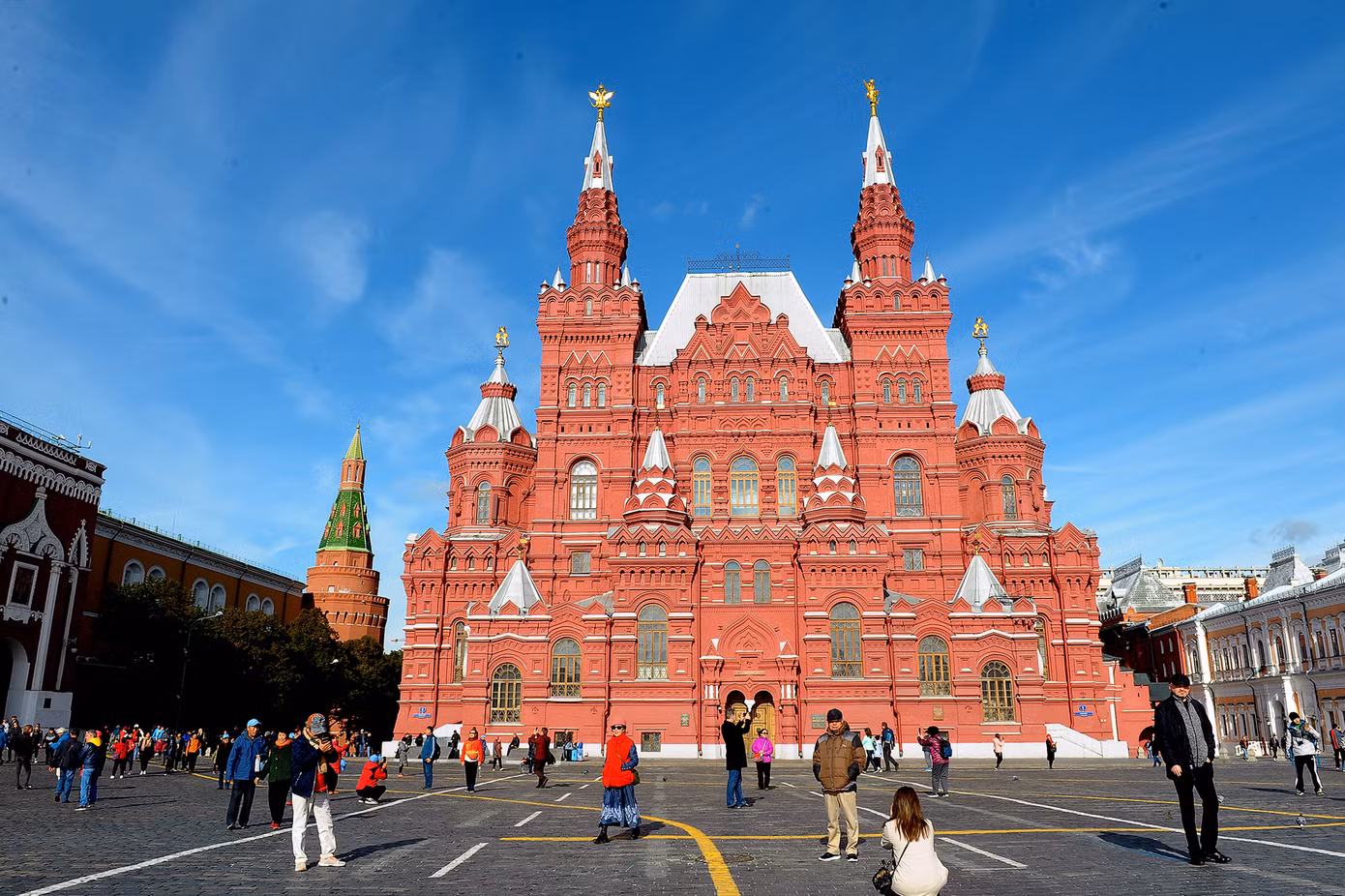 Nhà thờ chính tòa thánh Vasily, Bảo tàng Lịch sử quốc gia Nga, Tháp đồng Hồ Spasskaya thuộc điện Kremlin ở Quảng trường Đỏ. Ảnh: Xuân Tùng