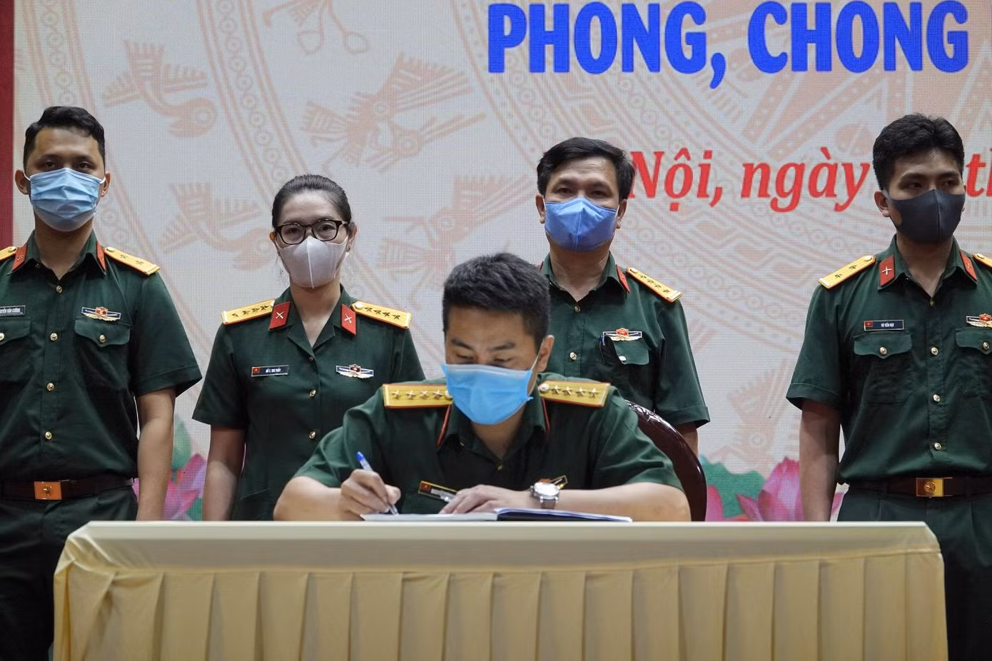 Ký kết giao ước thi đua