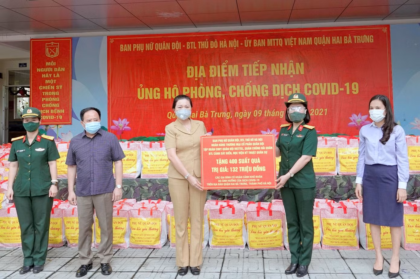 Trao tặng 400 suất quà cho người dân quận Hai Bà Trưng