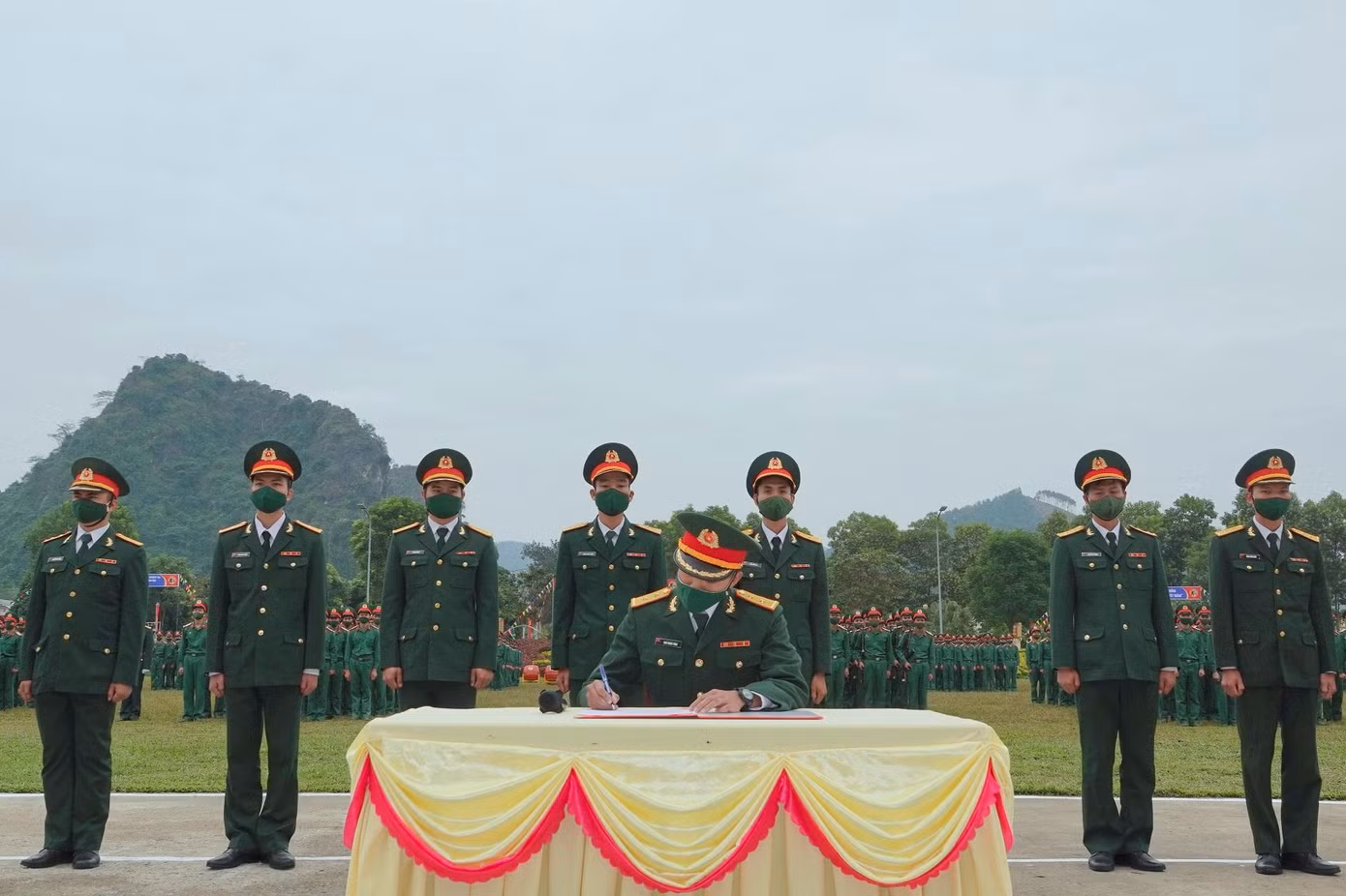 Đại diện tuổi trẻ các đơn vị thuộc Đoàn cơ sở Trung đoàn 246 ký giao ước thi đua