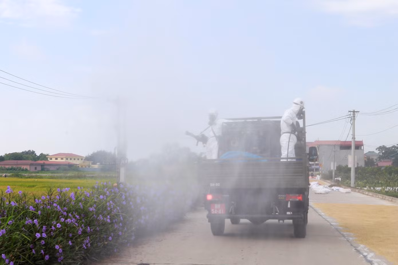 Phun khử khuẩn trên đường làng