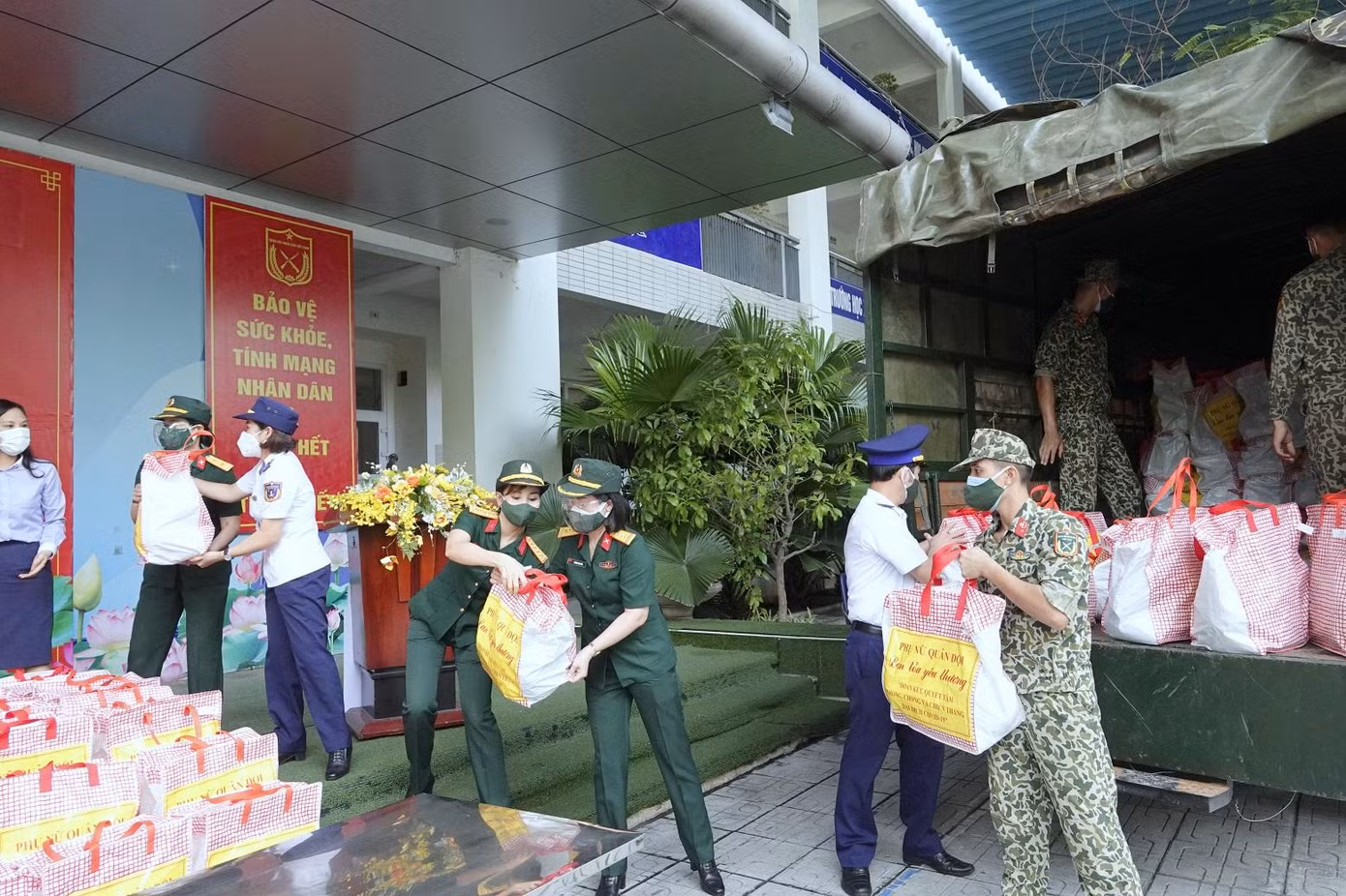 Cán bộ, hội viên phụ nữ Quân đội và đồng đội chuyển các phần quà thiết thực để gửi tặng người dân quận Hai Bà Trưng, sáng 9/9. Ảnh: Nguyễn Minh