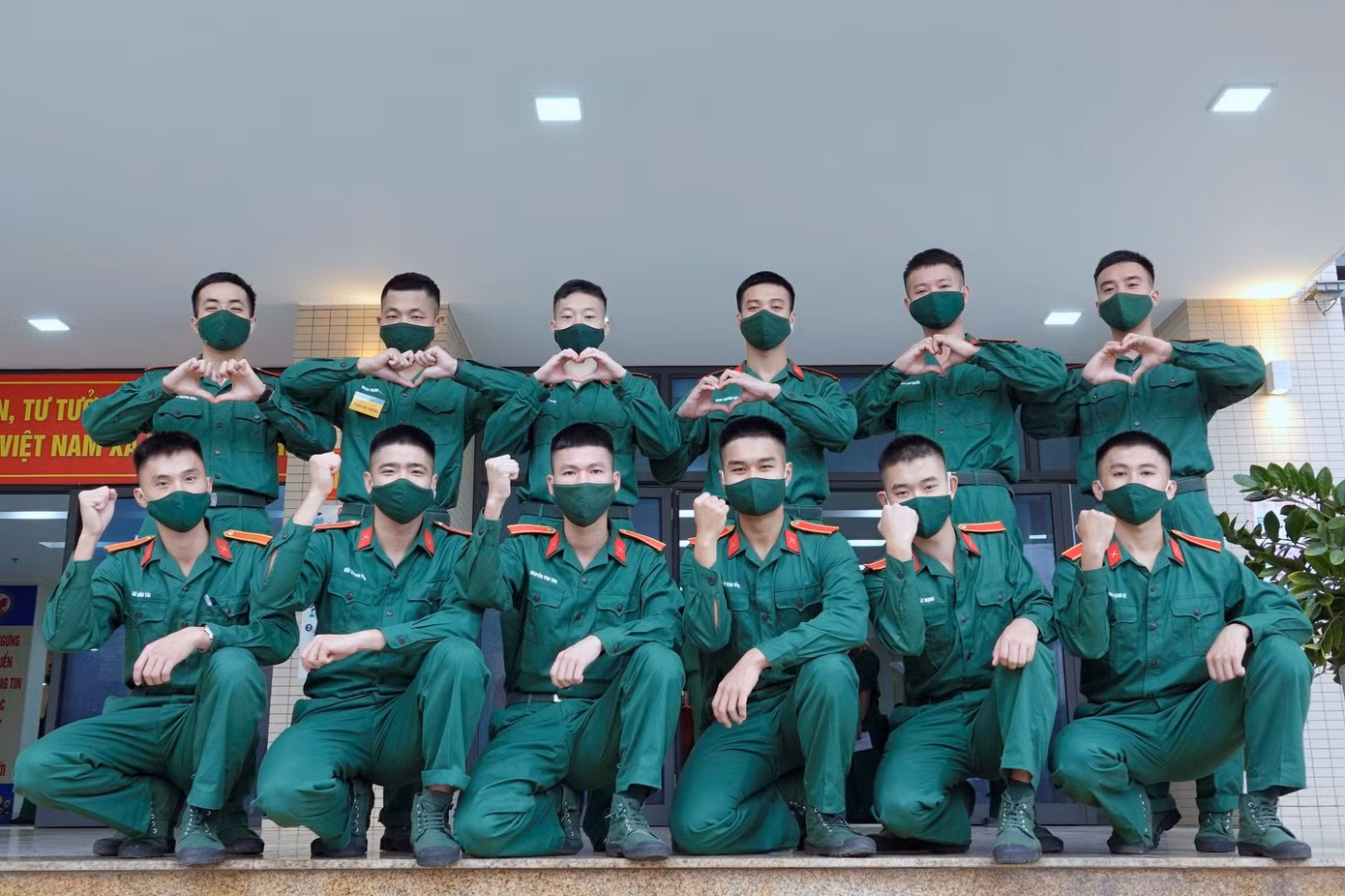 Học viên Tiểu đoàn 3, Trường Sỹ quan Chính trị thể hiện tinh thần xung kích của tuổi trẻ tại buổi hiến máu